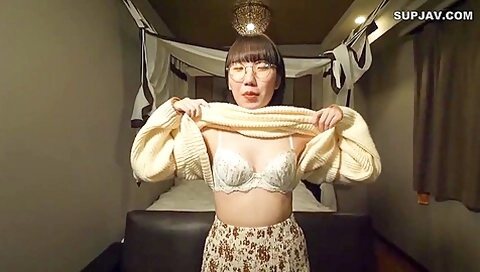 She Looks Like A Serious Eyeglasses With Little Experience, But She Actually Likes Blowjobs. With A Slow And Slow Mouth Pussy, Its On The Verge Of Pulling Out A Second Satsfera! A Serious Womans Abalone Pussy Makes An Old Mans Cock Die From Above