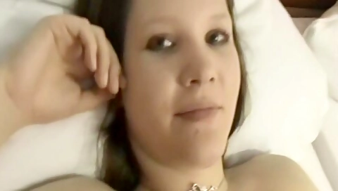 Brunette Dreht Ihren Ersten Eigenen Porno